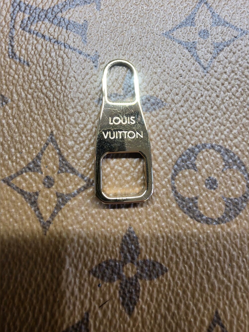 Louis Vuitton Gold Zipper Pull X1